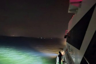 Hàn Quốc, Phà chở ô tô vừa bị lật ngoài khơi, 5 người mất tích